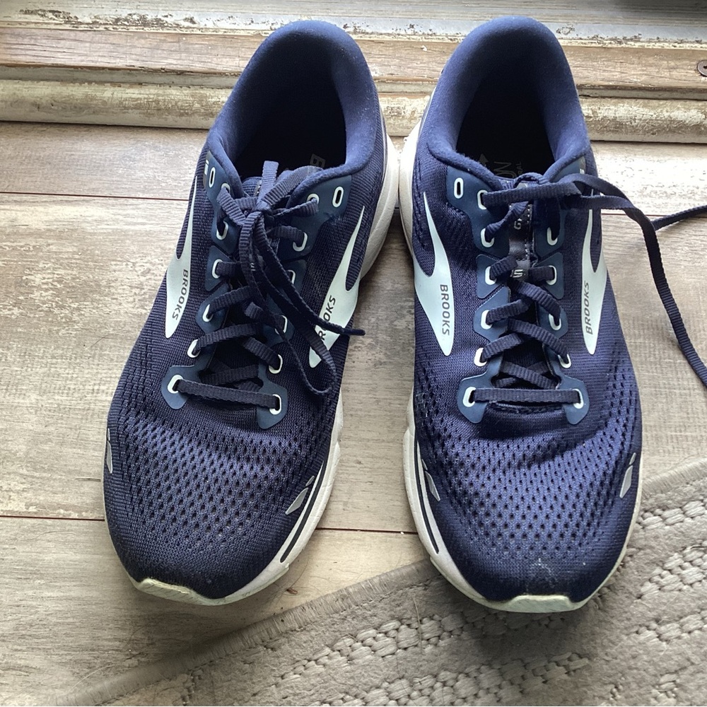 Brooks Blue Athletic Running Shoes with Breathable Mesh